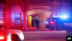 Agentes de la policía llegan al campus de la Universidad Estatal de Michigan, en East Lansing, Michigan, el lunes 13 de febrero de 2023, luego de reportes de disparos. 