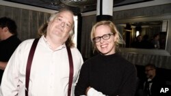 Editor kuliner suratkabar Los Angeles Times Amy Scattergood, kanan, dan kritik kuliner suratkabar Los Angeles Times Jonathan Gold di acara kuliner Los Angeles Times, 30 April 2017, di Los Angeles. 