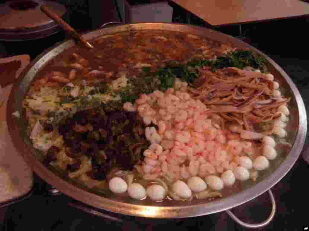 海鲜羹材料丰富，都是台湾本地的海产