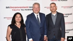 Mantan Wapres AS Al-Gore (tengah) bersama Co-Sutradara film "An Inconvenient Sequel" Bonni Cohen (kiri) Jon Shenk dalam acara screening filmnya di New York (17/7). 