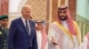 Putra Mahkota Arab Saudi Mohammed bin Salman menyambut kedatangan Presiden AS Joe Biden di Istana Al Salman di Jeddah, pada 15 Juli 2022. (Foto: Bandar Algaloud/Courtesy of Saudi Royal Court/Handout via Reuters)