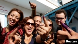 2014年10月26日突尼斯人在选举后显示被墨水染过的手指。