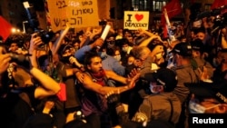 Ciudadanos israelíes protestan contra el primer ministro Benjamin Netanyahu y la respuesta de su gobierno a las consecuencias financieras de la crisis en la pandemia de COVID-19.