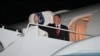 Državni sekretar SAD Majk Pompeo maše pre ulaska u avion pred njegov polazak iz vazduhoplovne baze u Merilendu, 17. septembra 2019.