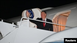 Državni sekretar SAD Majk Pompeo maše pre ulaska u avion pred njegov polazak iz vazduhoplovne baze u Merilendu, 17. septembra 2019.