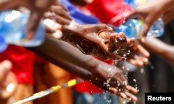 Anak-anak sekolah mencuci tangan untuk memperingati Hari Cuci Tangan Global di Sekolah Dasar Thirime di Kikuyu, dekat ibu kota Kenya, Nairobi. (Foto: Reuters)