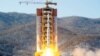朝鲜官方发布的2016年2月7日在西海导弹发射基地发射一枚远程火箭的照片