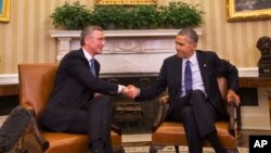 President Barack Obama shakes hands with NATO Secretary General Jens Stoltenberg during their meeting in the Oval Office of the White House in Washington, Monday, April 4, 2016. 