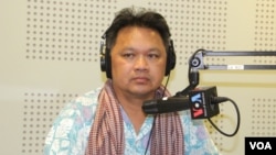 Mr. Ronnie Yimsut, Author of “Facing the Khmer Rouge” discusses 40th anniversary of the fall of Phnom Penh and the rise of the Khmer Rouge on VOA Khmer's Hello VOA radio call-in show in Phnom Penh, Monday, April 13, 2015. (Lim Sothy/VOA Khmer)