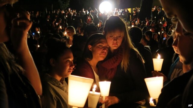 Estudiantes de la Universidad Comunitaria Umpqua y vecinos durante una vigilia en el campus de Roseburg, Oregón.