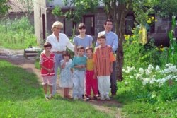 لیڈی ڈیانا سن 1997 میں بوسنیا میں جنگ سے متاثرہ ایک خاندان کے ہمراہ