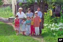 لیڈی ڈیانا سن 1997 میں بوسنیا میں جنگ سے متاثرہ ایک خاندان کے ہمراہ