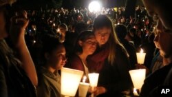 Estudiantes de la Universidad Comunitaria Umpqua y vecinos durante una vigilia en el campus de Roseburg, Oregón.