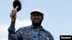 Pemimpin oposisi Kenya, Raila Odinga, menyalami pendukungnya saat berkunjung ke kawasan Kibera di Nairobi, Minggu (13/8). 