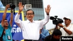 Sam Rainsy (C), president of the Cambodia National Rescue Party (CNRP), greets his supporters during the last day of a three-day protest at Freedom Park in Phnom Penh, Sept. 17, 2013. 