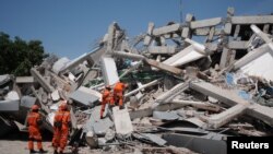 Un equipo de rescate busca víctimas y supervivientes en el hotel Roa Roa destruído por el terremoto en Palu, Indonesia, el lunes, 1 de octubre de 2018.