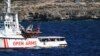 Devet migranata skočilo u more s broda 'Open Arms'