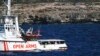 Kapten Kapal Beri Pizza Kepada Migran di Kapal yang Terkatung di Lautan 