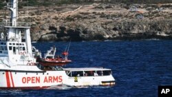 Kapal penyelamat migran, "Open Arms", yang membawa 107 migran berlabuh di lepas pantai pulau wisata Lampedusa, di selatan Italia, 19 Agustus 2019. 