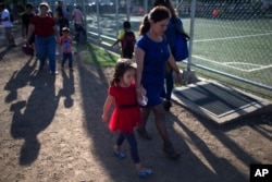 Araceli Ramos camina con su hija de cinco años, Alexa, en un parque en San Miguel, El Salvador, el 18 de agosto de 2018.