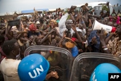 Internally Displaced People (IDP) demonstrate during the visit of the US Ambassador to the UN, at the UN Protections of Civilians (PoC) in Juba on October 25, 2017.