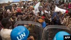 Internally Displaced People (IDP) demonstrate during the visit of the US Ambassador to the UN, at the UN Protections of Civilians (PoC) in Juba on October 25, 2017. 