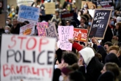 Los manifestantes se reunieron en Sydney, el martes 2 de junio de 2020, para apoyar la causa de las protestas estadounidenses por la muerte de George Floyd e instaron a sus propios gobiernos a abordar el racismo y la violencia policial.