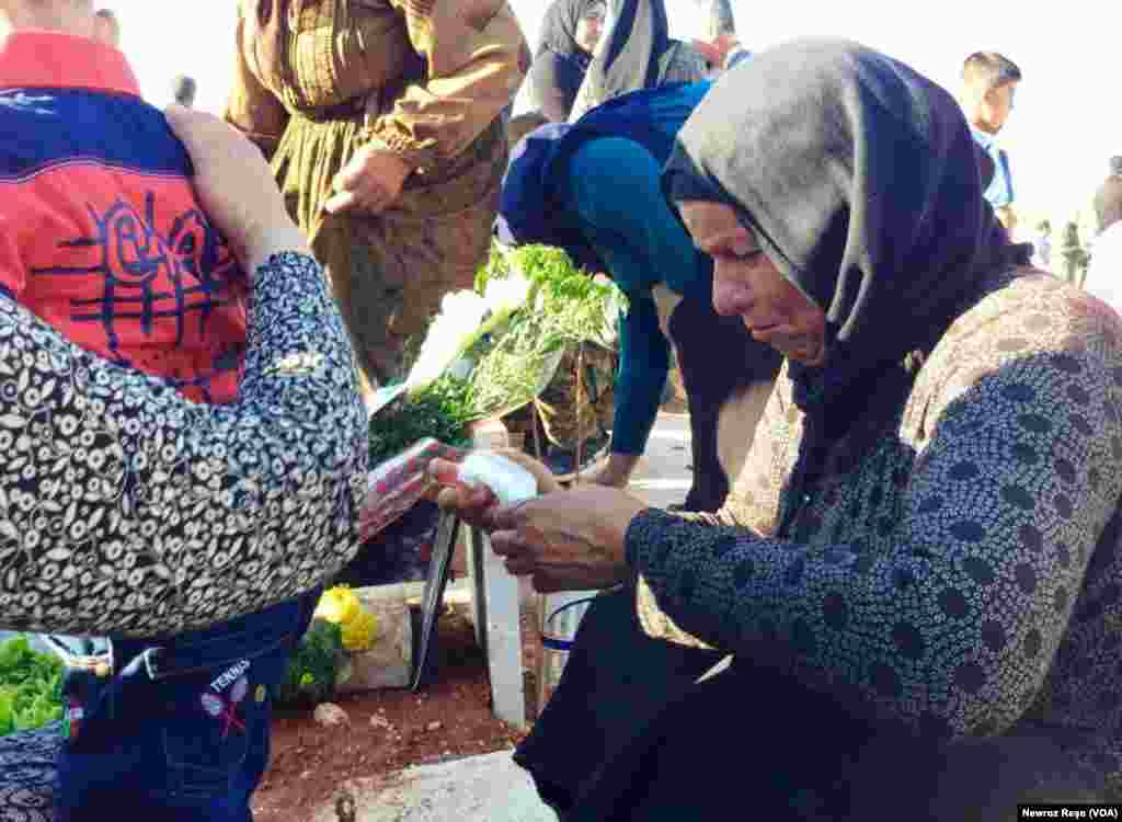 Di roja yekê ya Cejna Ramazanê de gelê Efrînê serdana gorên cangorîyên Yekîneyên Parastina Gel û Jin (YPG- YPJ) û Hêzên Sûrîya Demokratîk (HSD) kirin