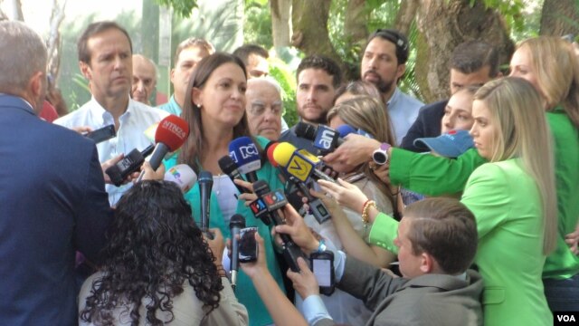 María Corina Machado luego de votar en Caracas. [Foto: Alvaro Algarra, VOA].
