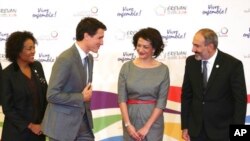 Le Premier ministre arménien Nikol Pashinian, à droite, son épouse Anna Hakobyan, le Premier ministre canadien Justin Trudeau et Michaelle Jean lors de la réception officielle au Sommet de la Francophonie 2018 en Arménie, le 11 octobre 2018. 