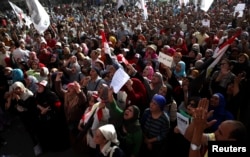 Protesters chant anti-Morsi and anti-Muslim Brotherhood slogans during a demonstration in Tahrir square, in Cairo. May 17, 2013.