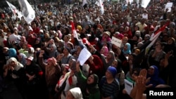 Demonstran anti pemerintah melakukan unjuk rasa anti Presiden Morsi dan anti Ikhwanul Muslimin di Lapangan Tahrir, Kairo, 17 Mei 2013. 