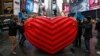 Les membres de Stereotank de Brooklyn, qui ont remporté le prix 2015 de la 'Times Square Valentine Heart', à New York, le 9 février 2015.