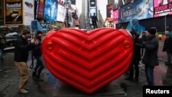 Les membres de Stereotank de Brooklyn, qui ont remporté le prix 2015 de la 'Times Square Valentine Heart', à New York, le 9 février 2015.