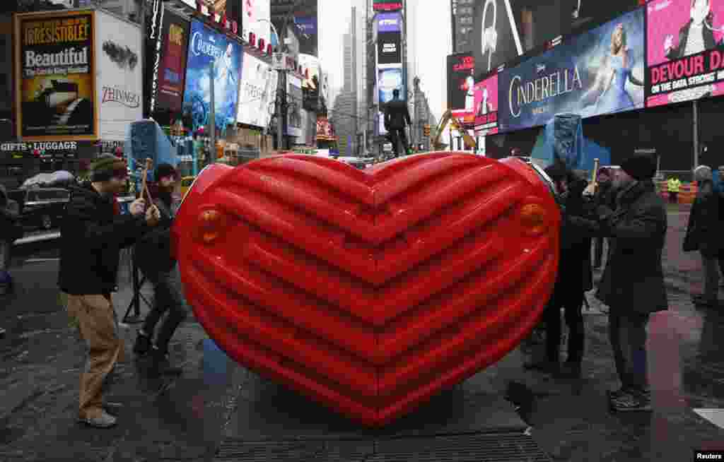 Patung interaktif bergambar &quot;Hati&quot; (Cinta) di mana pengunjung bisa ikut bermain seperti menabuh drum,&nbsp;​dipasang di kawasan Times Square, New York untuk menyambut Valentine&#39;s Day.