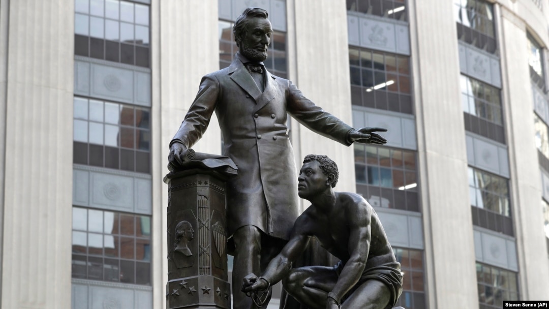Patung yang menggambarkan budak yang dibebaskan berlutut di hadapan Presiden Abraham Lincoln, di Boston, 25 Juni 2020. (Foto: AP)
