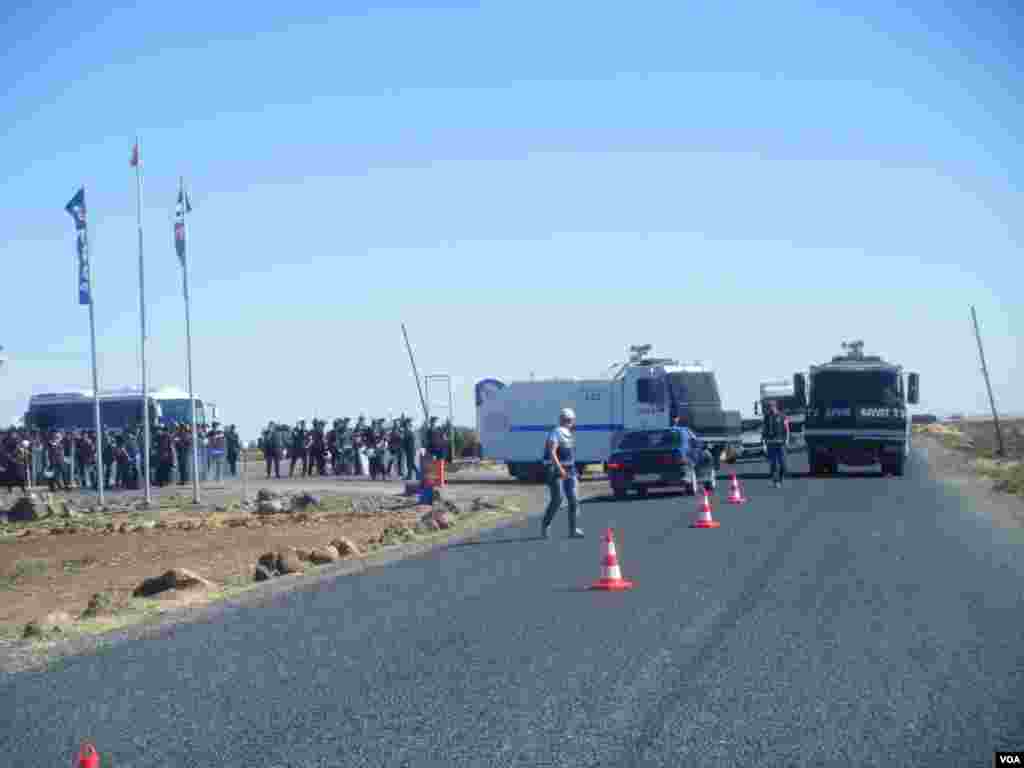 Turkish Police disperse Kurd protesters near Syria border, Monday, August 5, 2013 