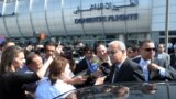 نخست وزیر مصر شریف اسماعیل با خبرنگاران در فرودگاه بین المللی قاهره سخن می گوید. او گفت که هنوز زود است که بگوییم سقوط هواپیما برای مشکل فنی بوده یا یک اقدام تروریستی بوده است.