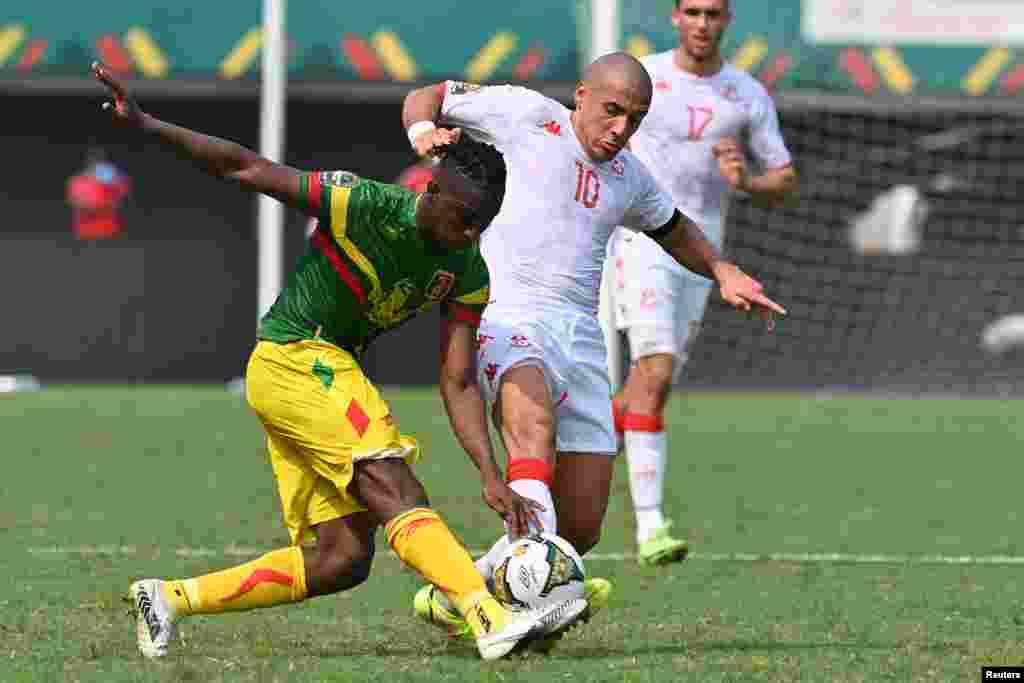 Mali midfielder Amadou Haidara (L) fights for the ball with Tunisia forward Wahbi Khazri.