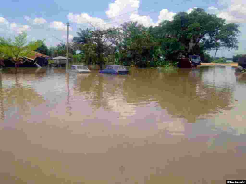 Motocin da ruwa yake kokarin rufe su baki daya a sanadin mummunar ambaliya a Makurdi, Jihar Binuwai