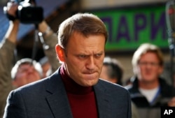 Pemimpin oposisi Rusia Alexey Navalny mendengarkan pertanyaan saat berbicara kepada media di Moskow, Rusia, Selasa, 27 Agustus 2013. (Foto: AP)