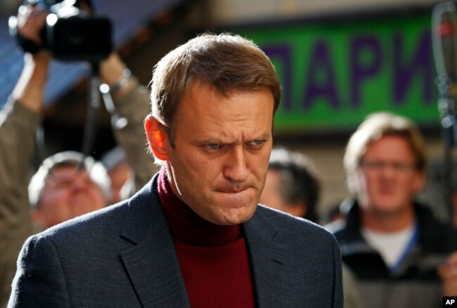 Pemimpin oposisi Rusia Alexey Navalny mendengarkan pertanyaan saat berbicara kepada media di Moskow, Rusia, Selasa, 27 Agustus 2013. (Foto: AP)