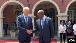 El presidente de Estados Unidos, Joe Biden, estrecha la mano del presidente angoleño, Joao Lourenco, antes de su reunión en el Palacio Presidencial en Luanda el 3 de diciembre de 2024.