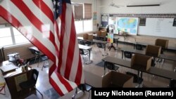 Ruang kelas di Sekolah St. Benedict, di Montebello, dekat Los Angeles, California, AS, diberi pembatas untuk menjaga jarak di tengah pandemi COVID-19, 14 Juli 2020. (REUTERS / Lucy Nicholson)