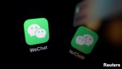 资料照片：一部手机屏幕上映射的微信海外版WeChat标识。(2020年9月19日)