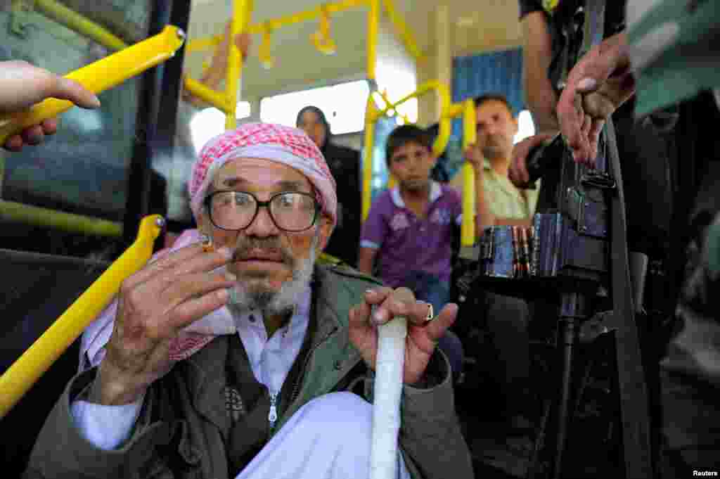 شام میں چار سالہ محاصرہ ختم کرنے پر اتقاق کے بعد داریا&nbsp;شہر سے شہریوں اور باغی جنگجوؤں کا انخلا شروع ہو گیا ہے۔