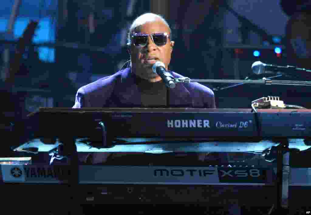 Stevie Wonder and the Rickey Minor Band perform &ldquo;Master Blaster&rdquo;, &ldquo;My Cherie Amour&rdquo; and &ldquo;Sir Duke&rdquo; as a tribute to Dick Clark at the 40th Anniversary American Music Awards on Nov. 18, 2012, in Los Angeles. 