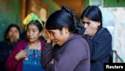 Catarina Alonzo (tengah), ibu dari Felipe Gomez Alonzo, anak laki-laki berusia 8 tahun yang jatuh sakit dan meninggal dalam tahanan Dinas Bea Cukai dan Perlindungan Perbatasan AS (CBP) di rumahnya di Desa Yalambojoch, Guatemala, 27 Desember 2018.