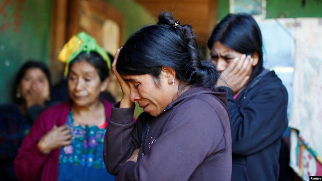 Catarina Alonzo (tengah), ibu dari Felipe Gomez Alonzo, anak laki-laki berusia 8 tahun yang jatuh sakit dan meninggal dalam tahanan Dinas Bea Cukai dan Perlindungan Perbatasan AS (CBP) di rumahnya di Desa Yalambojoch, Guatemala, 27 Desember 2018.