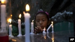 Warga Tibet menyalakan lilin untuk menghormati para korban yang tewas akibat melakukan aksi bakar diri (foto: dok). 